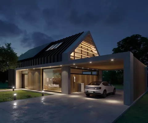 Autonomes Haus mit Solaranlage, Stromspeicher und Wallbox voll beleuchtet bei Nacht.